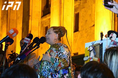 "თქვენ ასპროცენტიანად მართლები ხართ" - ნინო ქათამაძის მიმართვა აქციის მონაწილეებს და მომიტინგეების პერფორმანსი